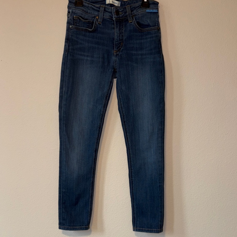 Elegant Indigo Women's Cropped Jeans